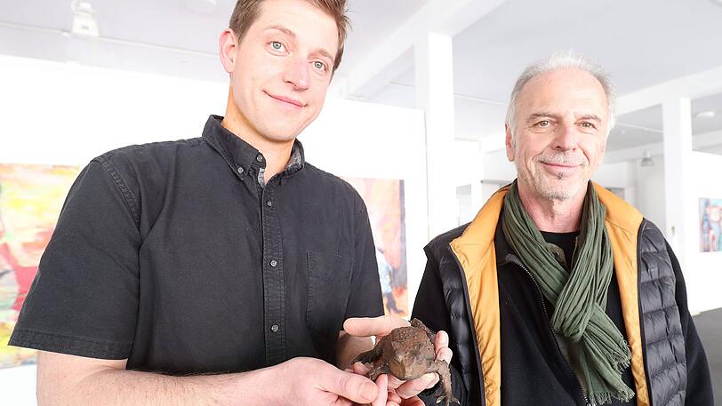 Marcus Geisel von "Gegendruck" (l.) und Galerist Georg Forster sind froh über die Heimkehr der Kröte.