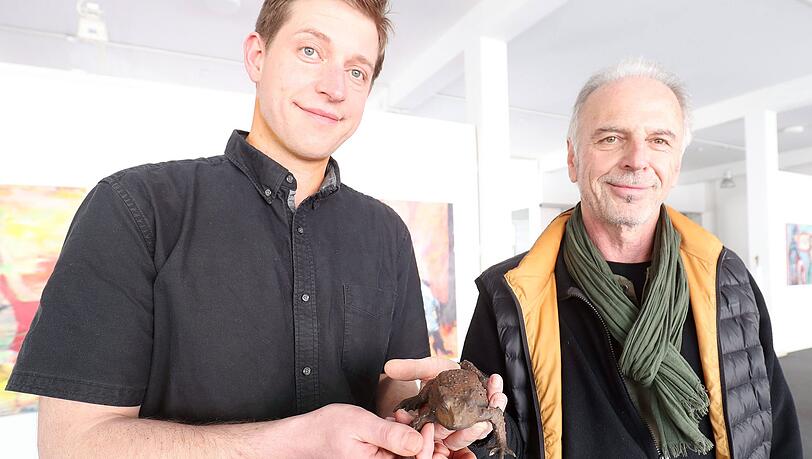 Marcus Geisel von "Gegendruck" (l.) und Galerist Georg Forster sind froh über die Heimkehr der Kröte. Marcus Geisel von "Gegendruck" (l.) und Galerist Georg Forster sind froh über die Heimkehr der Kröte.
