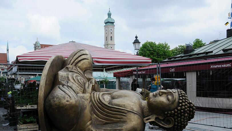 Die Münchner Buddhisten nehmen weiter massiv Anstoß an dem liegenden Buddha vom Viktualienmarkt. Die Münchner Buddhisten nehmen weiter massiv Anstoß an dem liegenden Buddha vom Viktualienmarkt.