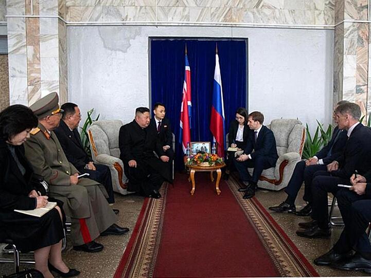 Kim Jong Un spricht bei seinem ersten Staatsbesuch in Russland mit Regierungsvertretern in Chassan.