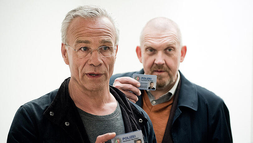 Szene aus dem "Tatort: Bausünden": Die Kommissare Max Ballauf (Klaus J. Behrendt, l.) und Freddy Schenk (Dietmar Bär) weisen sich aus