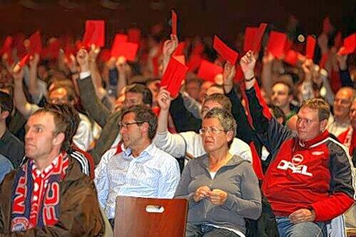 Roter Zettelwald: Bei der Wahl von Uli Hoeneß zum neuen Bayern-Präsidenten und Nachfolger von Franz Beckenbauer wird eine große Mehrheit erwartet. Es gibt ja auch keinen Gegenkandidaten.