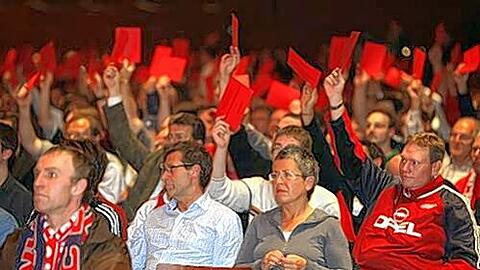 Roter Zettelwald: Bei der Wahl von Uli Hoeneß zum neuen Bayern-Präsidenten und Nachfolger von Franz Beckenbauer wird eine große Mehrheit erwartet. Es gibt ja auch keinen Gegenkandidaten.