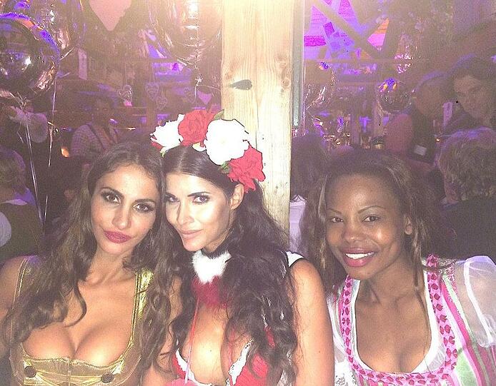 Jana Youseffian (l.) mit Nacktmodell Micaela Schäfer und einer Freundin.