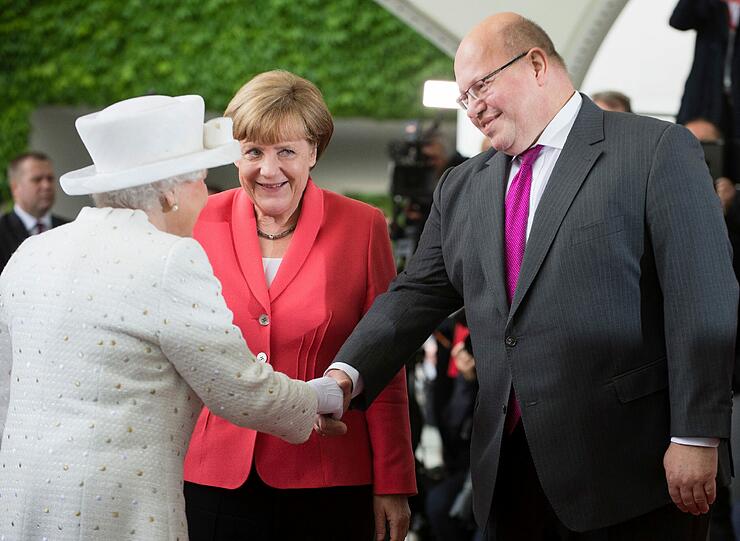Peter Altmeier schüttelt der Queen die Hand.