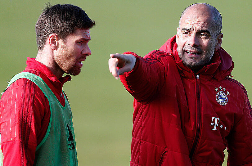 Die Spanier Xabi Alonso (links) und Pep Guardiola während des Bayern-Trainings.