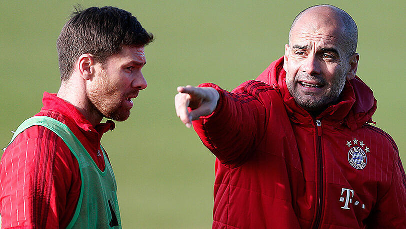 Die Spanier Xabi Alonso (links) und Pep Guardiola während des Bayern-Trainings. Die Spanier Xabi Alonso (links) und Pep Guardiola während des Bayern-Trainings.