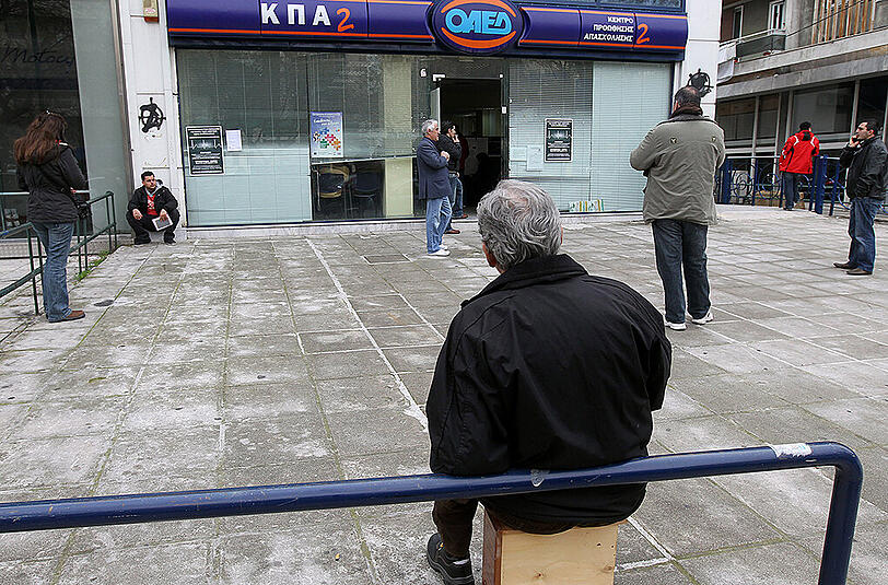 Arbeitlose warten vor einem Arbeitsamt in Athen.