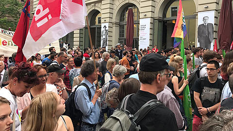 Mehrere Hundert Menschen sind zur Demo am Salvatorplatz gekommen.