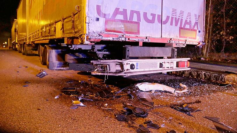 Die 20-Jährige krachte frontal in den Lkw-Anhänger. Glücklicherweise blieb sie unverletzt. Die Bilder vom Unfallort.