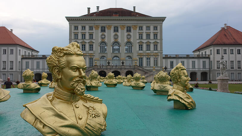 Der 100-fache König von Ottmar Hörl auf der Parkseite von Schloss Nymphenburg. Ludwig II. wurde am 25. August 1845 im Schloss geboren und einen Tag später dort getauft.