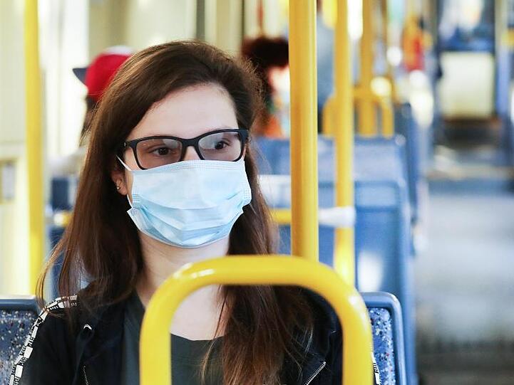 Bei Verstößen gegen die Maskenpflicht im ÖPNV können Bußgelder verhängt werden.