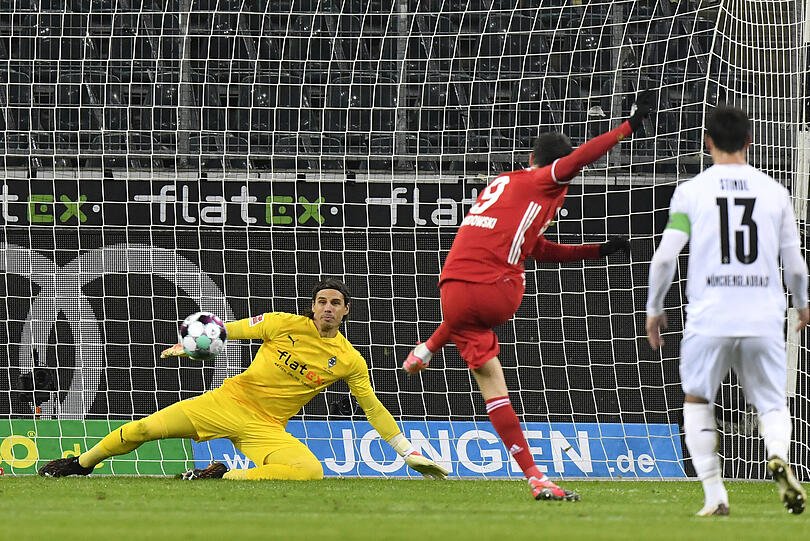 20. Saisontor: Bayern verliert am 15. Spieltag gegen Gladbach zwar mit 2:3, aber zumindest Lewandowski kann einmal jubeln. Mal wieder ein Elfmeter, mal wieder sicher verwandelt.