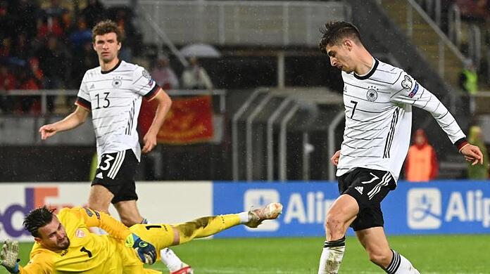 Deutschlands Kai Havertz (r) trifft zur 1:0-Führung. Nordmazedoniens Torwart Stole Dimitrievski kann das Tor nicht verhindern. Deutschlands Kai Havertz (r) trifft zur 1:0-Führung. Nordmazedoniens Torwart Stole Dimitrievski kann das Tor nicht verhindern.