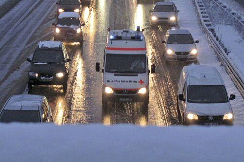 Schneechaos in Deutschland, hier auf der A57 bei Moers
