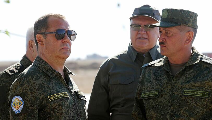 Ex-Kremlchef Medwedew bei einem Militärbesuch. (Archivbild)