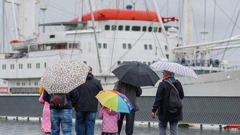 An den Küsten ist auch am Sonntag noch mit Regen und Sturm zu rechnen.