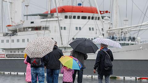 An den Küsten ist auch am Sonntag noch mit Regen und Sturm zu rechnen.