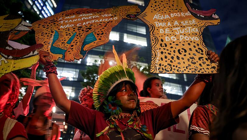 Seit einem Monat protestieren Ureinwohner gegen die Ausbaggerung der Amazonas-Fl&uuml;sse.