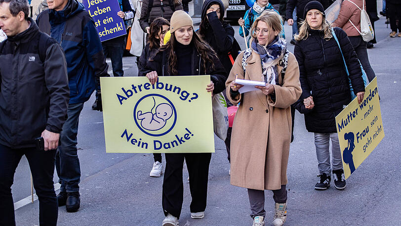 Beim "Marsch f&uuml;rs Leben" (hier eine Demo 2023) demonstrieren Menschen unter anderem gegen Abtreibung. Die Veranstaltung gilt als umstritten.