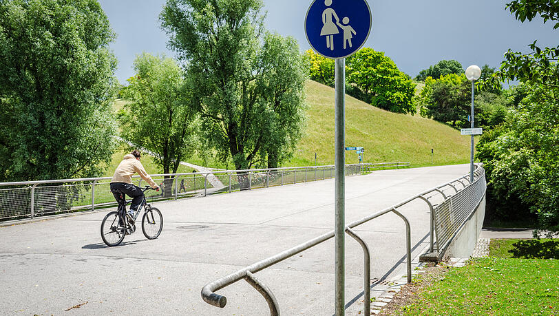 Kleine Schilderkunde: Das Verkehrszeichen 239 bezeichnet einen Gehweg. Bedeutet: Hier müssen Radfahrer absteigen. Die Schilder stehen seit März da, weil die Geländer an der Brücke zu niedrig sind – seit 23 Jahren. Kleine Schilderkunde: Das Verkehrszeichen 239 bezeichnet einen Gehweg. Bedeutet: Hier müssen Radfahrer absteigen. Die Schilder stehen seit März da, weil die Geländer an der Brücke zu niedrig sind – seit 23 Jahren.