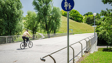 Kleine Schilderkunde: Das Verkehrszeichen 239 bezeichnet einen Gehweg. Bedeutet: Hier m&uuml;ssen Radfahrer absteigen. Die Schilder stehen seit M&auml;rz da, weil die Gel&auml;nder an der Br&uuml;cke zu niedrig sind &ndash; seit 23 Jahren.