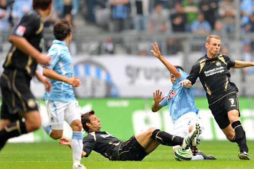 Packende Zweikämpfe im Derby zwischen 1860 München und Greuther Fürth