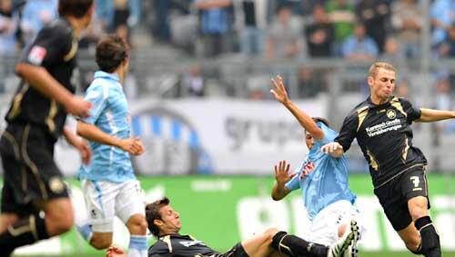 Packende Zweikämpfe im Derby zwischen 1860 München und Greuther Fürth Packende Zweikämpfe im Derby zwischen 1860 München und Greuther Fürth