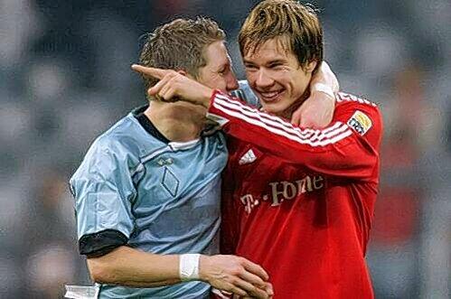 Wie einst der Schweini: Holger Badstuber (r.) stammt ebenfalls wie der Nationalspieler aus der eigenen Jugend des FC Bayern, nun verlängerte Badstuber seinen Vertrag bis 2014.