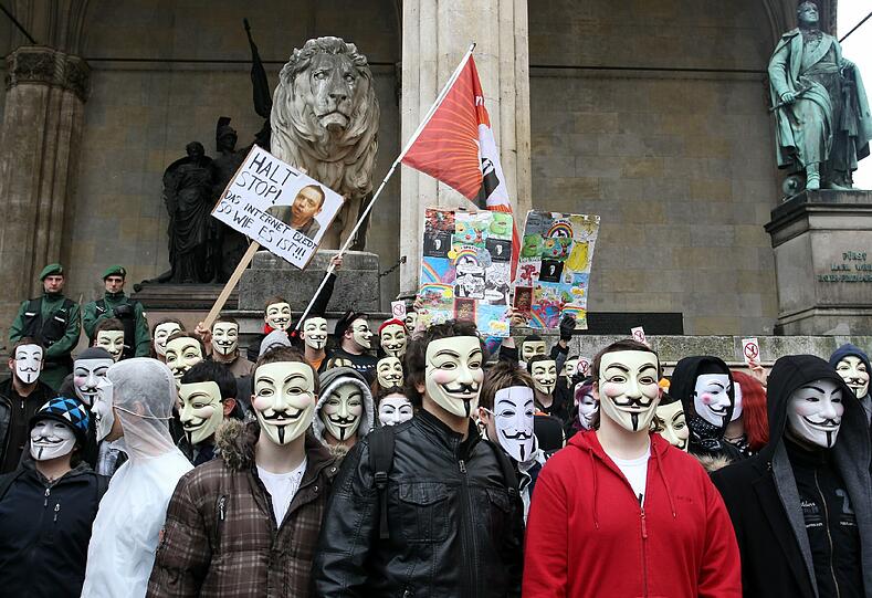 Affige Kostüme, witzige Plakate und viele Masken: Die Bilder von der Anti-ACTA-Demo in München
