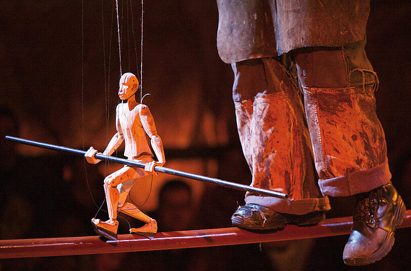 Eine Szene aus Manolo Alcántaras Puppentheater &bdquo;Rudo&ldquo; beim Tollwood-Festival.