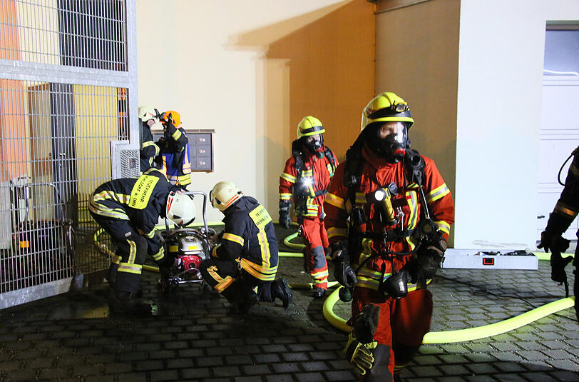 Bilder vom Einsatz der Feuerwehr beim Brand der JVA Mühldorf am Dienstagabend.