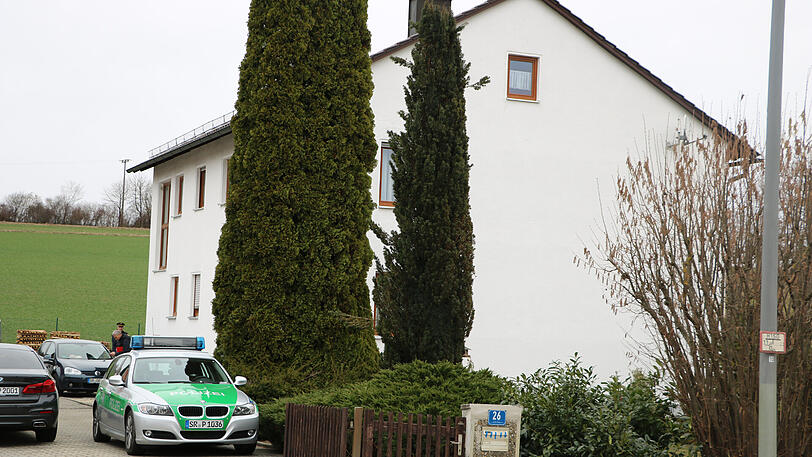 Polizeieinsatz in Ascholtshausen. Hier wurden am Montag drei Leichen in einem Haus entdeckt.