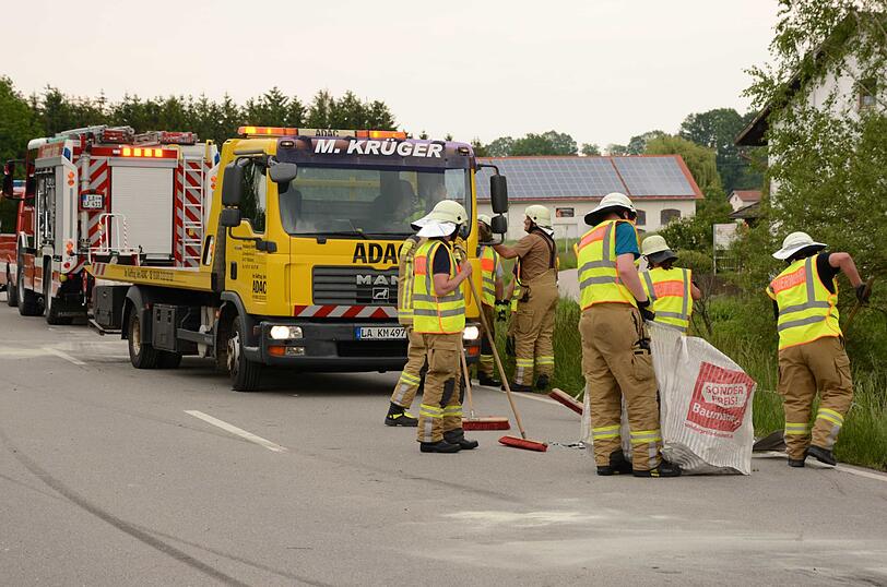 Einsatzkräfte der Feuerwehr Velden/Vils reinigten die Unfallstelle, die Feuerwehren aus Ruprechtsberg und Eberspoint richteten eine Umleitung ein. Die B388 war zwischen 12.15 Uhr und 13.45 Uhr komplett gesperrt.