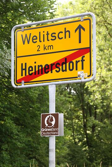 Das &bdquo;Grüne Band&ldquo; verläuft auch zwischen Heinersdorf (TH) und Welitsch (BY). Hier steht eine Gedenkstätte mit Mauerresten.