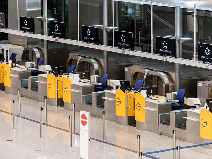 Verwaiste Lufthansa-Schalter am Münchner Flughafen.