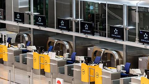 Verwaiste Lufthansa-Schalter am Münchner Flughafen.