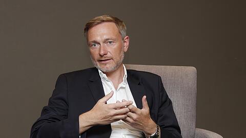Der FDP-Vorsitzende Christian Lindner ist seit Dezember 2021 Bundesfinanzminister. " Es muss sich bei uns sehr viel ändern, auch an unserer Mentalität, damit wir wirklich attraktiv werden für die Toptalente", sagt er im Gespräch mit der AZ.