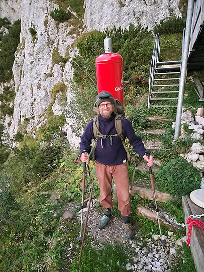 Auch die Gasflasche fürs Kochen trägt Andreas Hauber, der Wirt der Tegernseer Hütte, den Berg hinauf, solange die Materialseilbahn noch defekt ist. Auch die Gasflasche fürs Kochen trägt Andreas Hauber, der Wirt der Tegernseer Hütte, den Berg hinauf, solange die Materialseilbahn noch defekt ist.