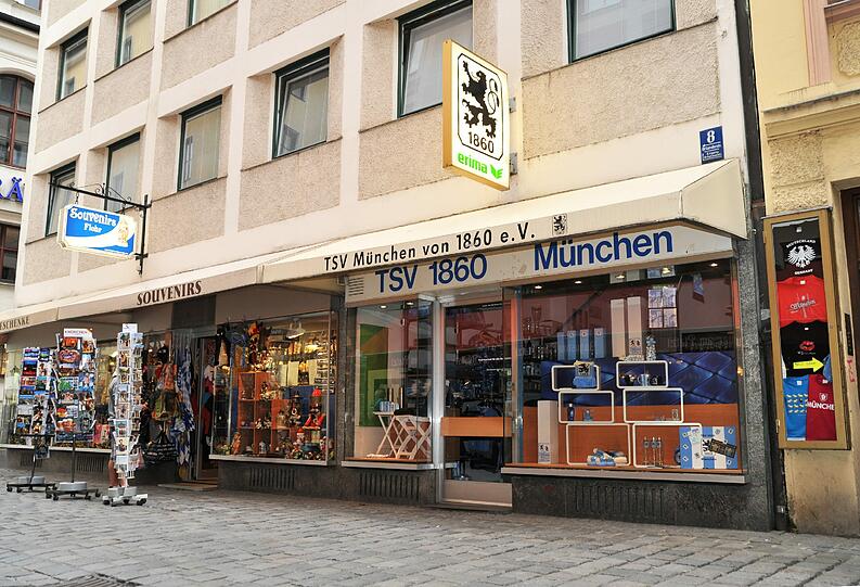 In diesem Fanshop in der Orlandostraße haben die Betrüger zugeschlagen und 450 Euro abgezockt.