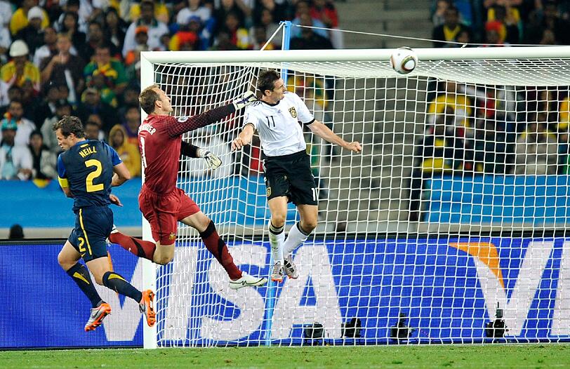 Flanke Lahm, Kopfball Klose
Kloses dritte WM, das Vuvuzela-Turnier 2010 in Südafrika. Wieder trifft er, nun beim FC Bayern unter Vertrag, im Auftaktspiel. Auf Flanke von Rechtsverteidiger Lahm wuchtete Klose die Kugel an Australiens Keeper Schwarzer zum 2:0 ins Netz (26.). Endstand 4:0. Es war Kloses 97. DFB-Spiel.