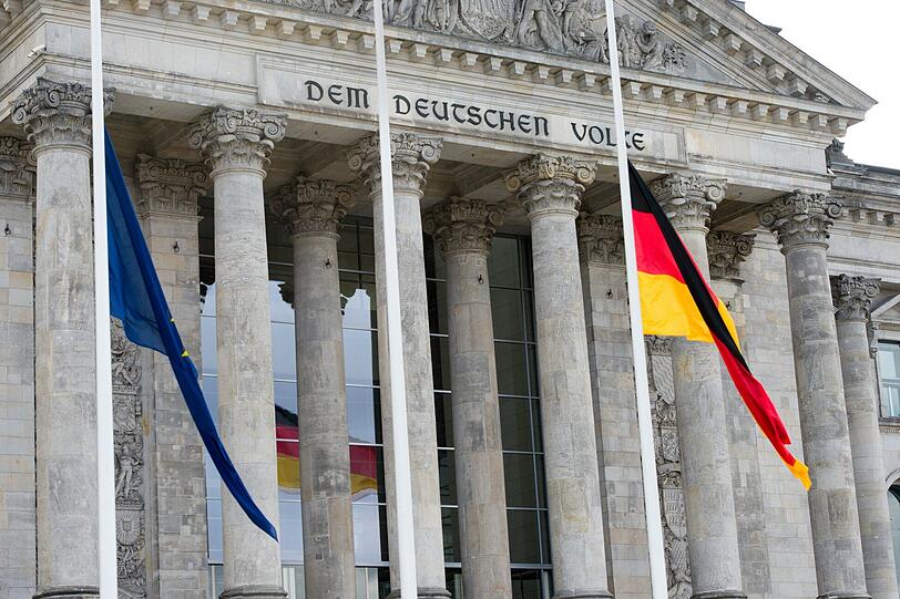Nicht nur in Köln wird den Opfern des Flugzeugunglücks gedacht - auch in der Hauptstadt wehen die auf Halbmast.