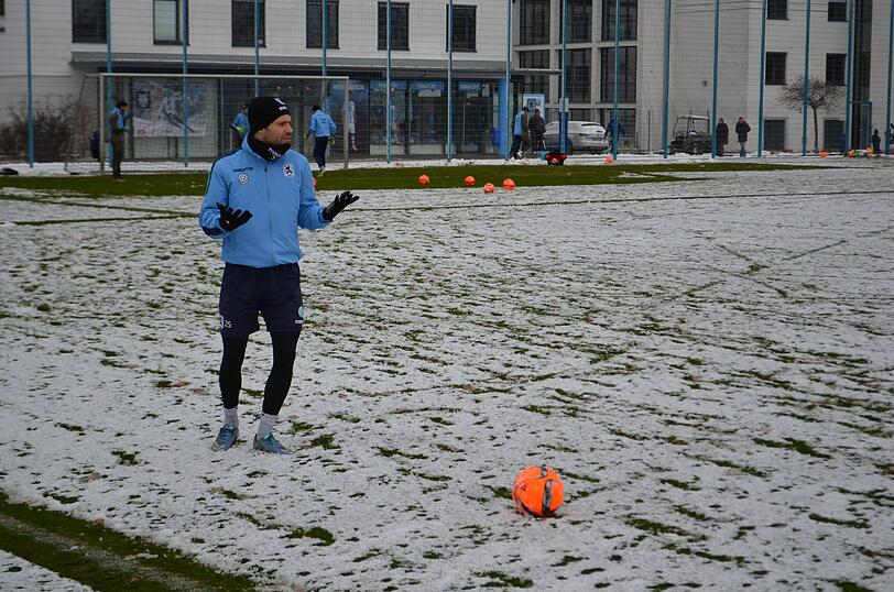 Die Löwen im Schnee: Der TSV 1860 musste am Freitag vor Beginn des Trainingslagers auf weißem - und nicht wie gewohnt auf grünem - Untergrund trainieren.