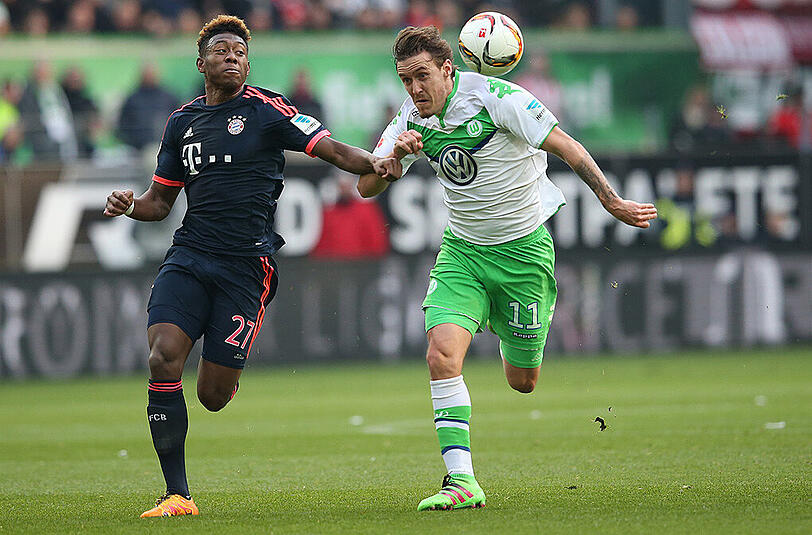 David Alaba im Laufduell mit dem Wolfsburger Max Kruse (rechts).