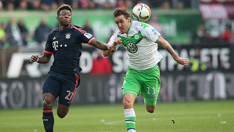 David Alaba im Laufduell mit dem Wolfsburger Max Kruse (rechts). David Alaba im Laufduell mit dem Wolfsburger Max Kruse (rechts).
