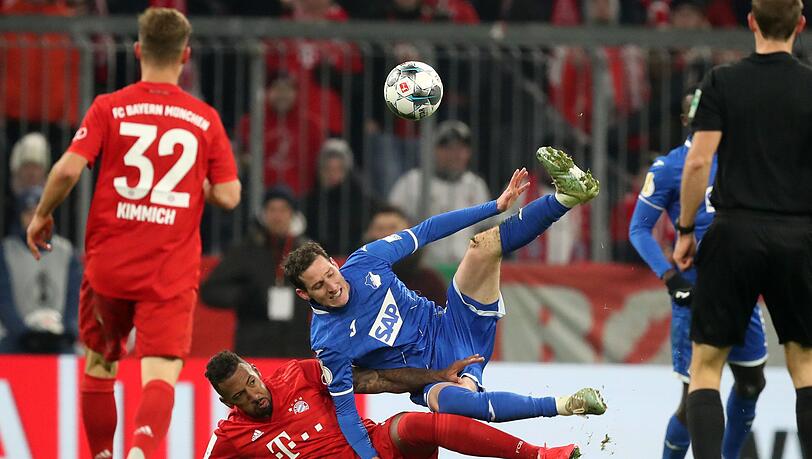 Endlich wieder in Top-Form: Jérôme Boateng im Zweikampf mit dem Ex-Bayer Sebastian Rudy Endlich wieder in Top-Form: Jérôme Boateng im Zweikampf mit dem Ex-Bayer Sebastian Rudy