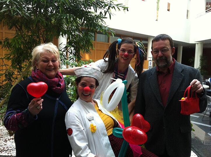 Im Deutschen Herzzentrum in der Lazarettstraße: Margit Schuller und Hans-Peter Adolf vom Bayerischen Landessozialgericht mit den Klinikclowns "Dr. Pomodoro" und "Dr. Bonbon".