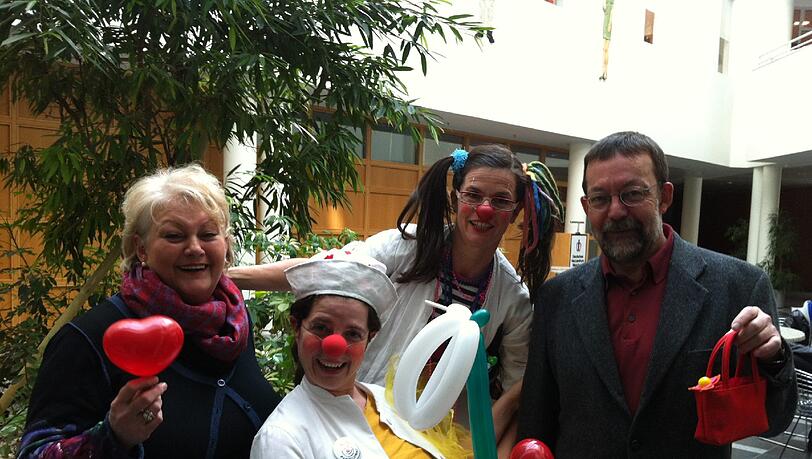 Im Deutschen Herzzentrum in der Lazarettstraße: Margit Schuller und Hans-Peter Adolf vom Bayerischen Landessozialgericht mit den Klinikclowns "Dr. Pomodoro" und "Dr. Bonbon". Im Deutschen Herzzentrum in der Lazarettstraße: Margit Schuller und Hans-Peter Adolf vom Bayerischen Landessozialgericht mit den Klinikclowns "Dr. Pomodoro" und "Dr. Bonbon".