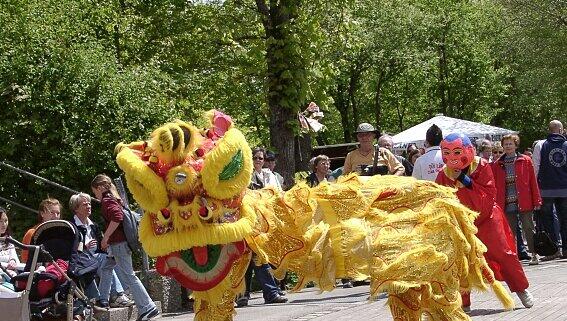 Tradition aus Asien: der Löwentanz. Tradition aus Asien: der Löwentanz.