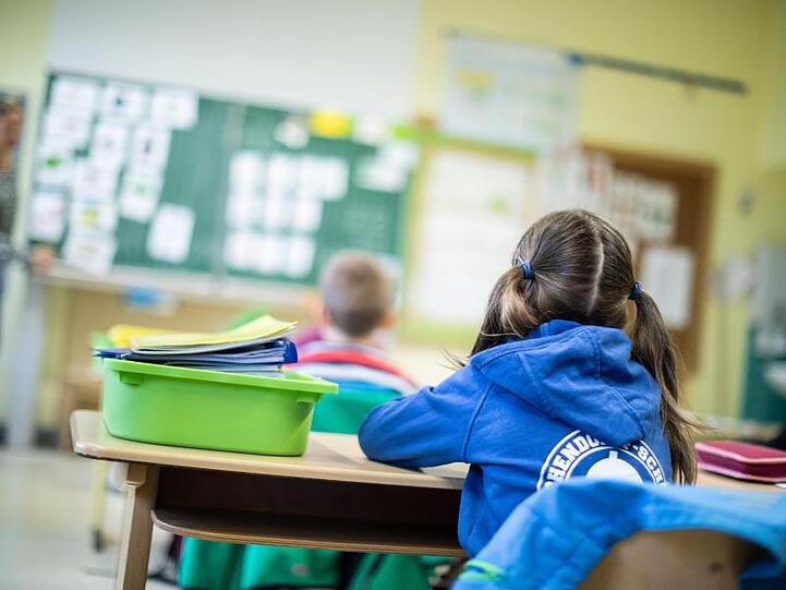Schülerinnen und Schüler sitzen in ihrem Klassenraum. Foto: Marcel Kusch/dpa/Symbolbild